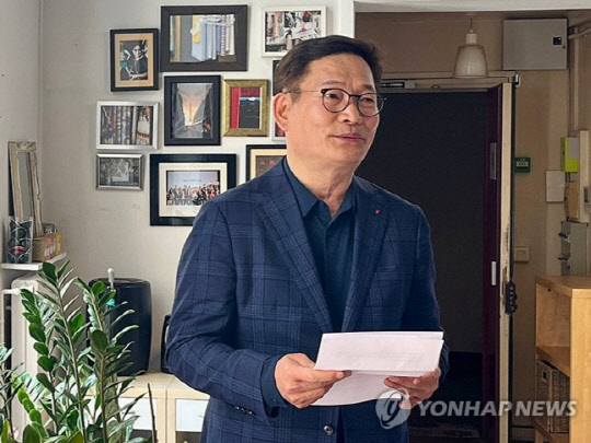 송영길 더불어민주당 전 대표가 22일(현지시간) 파리 3구 한 사무실에서 한국 특파원들과 만나 2021년 전당대회 '돈 봉투 사태'와 관련해 입장을 밝히고 있다. <연합뉴스>